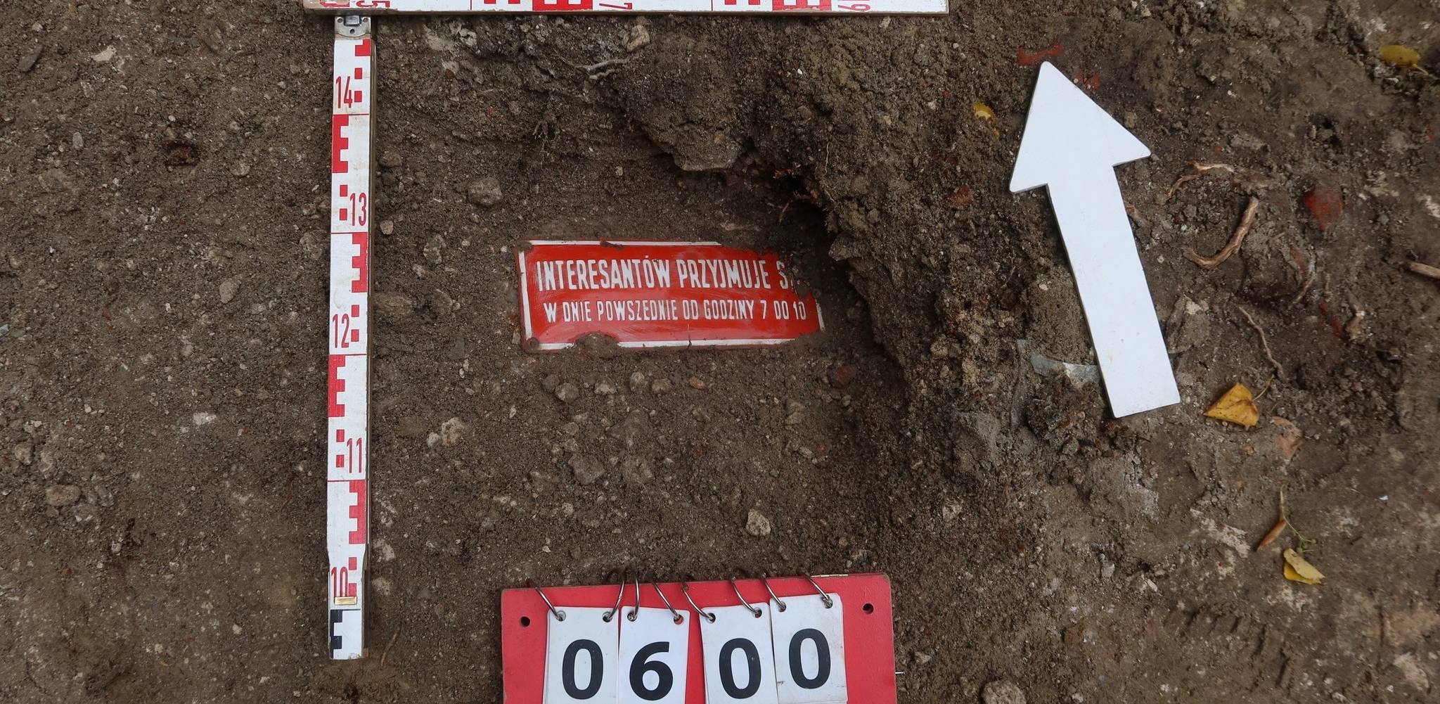 Na Westerplatte w leju po bombie odkryto m.in. emaliowaną tabliczkę pochodzącą z drzwi pomieszczeń Składnicy (fot. Muzeum II Wojny Światowej)