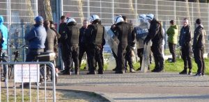 Zdjęcie archiwalne. Policjanci zabezpieczający mecz piłkarski Pogoni Lębork i Gryfa Słupsk (fot. KPP w Lęborku)