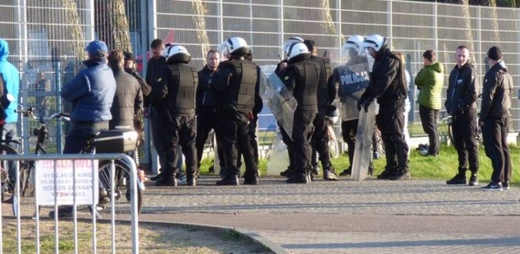 Zdjęcie archiwalne. Policjanci zabezpieczający mecz piłkarski Pogoni Lębork i Gryfa Słupsk (fot. KPP w Lęborku)