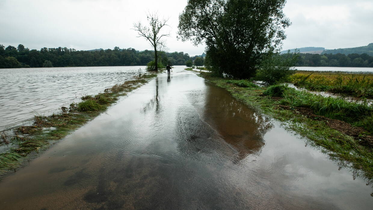 Podwyższony poziom wody w rzece Bóbr (fot. PAP/Krzysztof Cesarz)