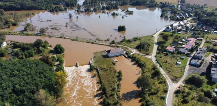Wylana rzeka Bóbr w Szprotawie w woj. lubuskim (fot. PAP/Lech Muszyński)