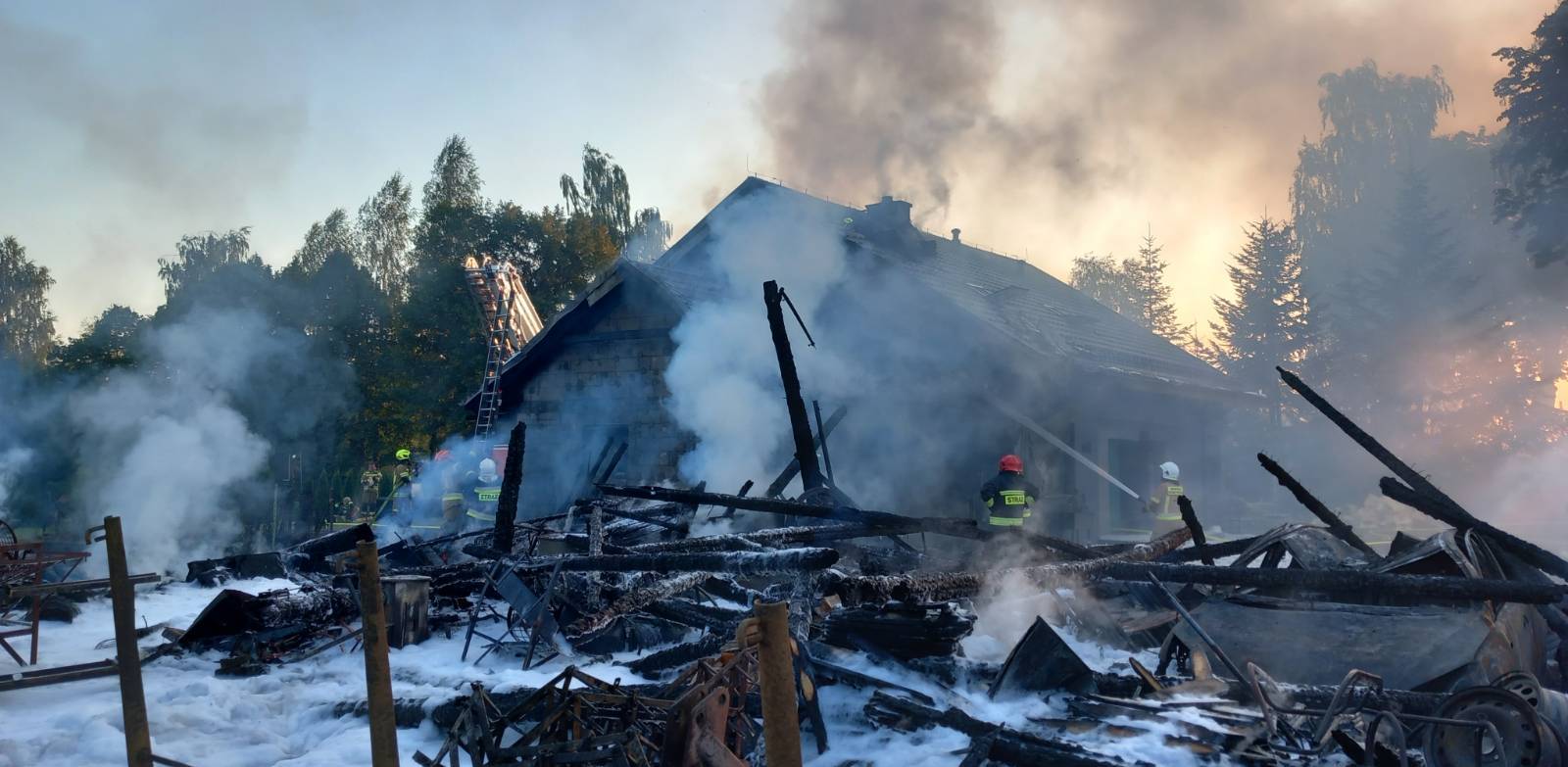 W sobotę przy ul. Dworcowej płonęła stodoła wraz samochodami i pobliskimi drzewami (fot. KP PSP w Człuchowie)