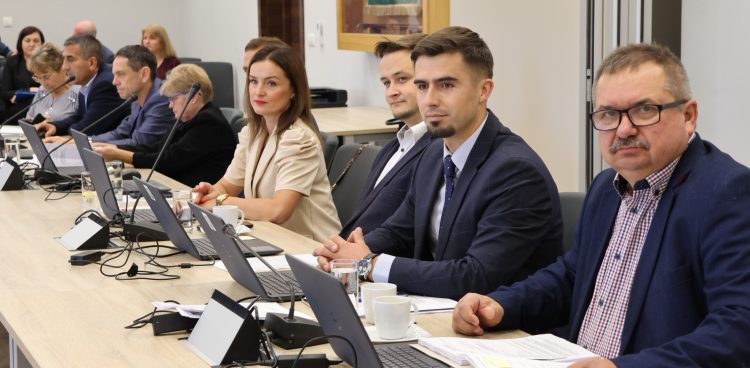 Podczas dzisiejszej sesji Rady Gminy jednogłośnie przyjęto uchwałę w sprawie dotacji celowej dla Kłodzka i Lądka-Zdroju (fot. Gmina Pruszcz Gdański)