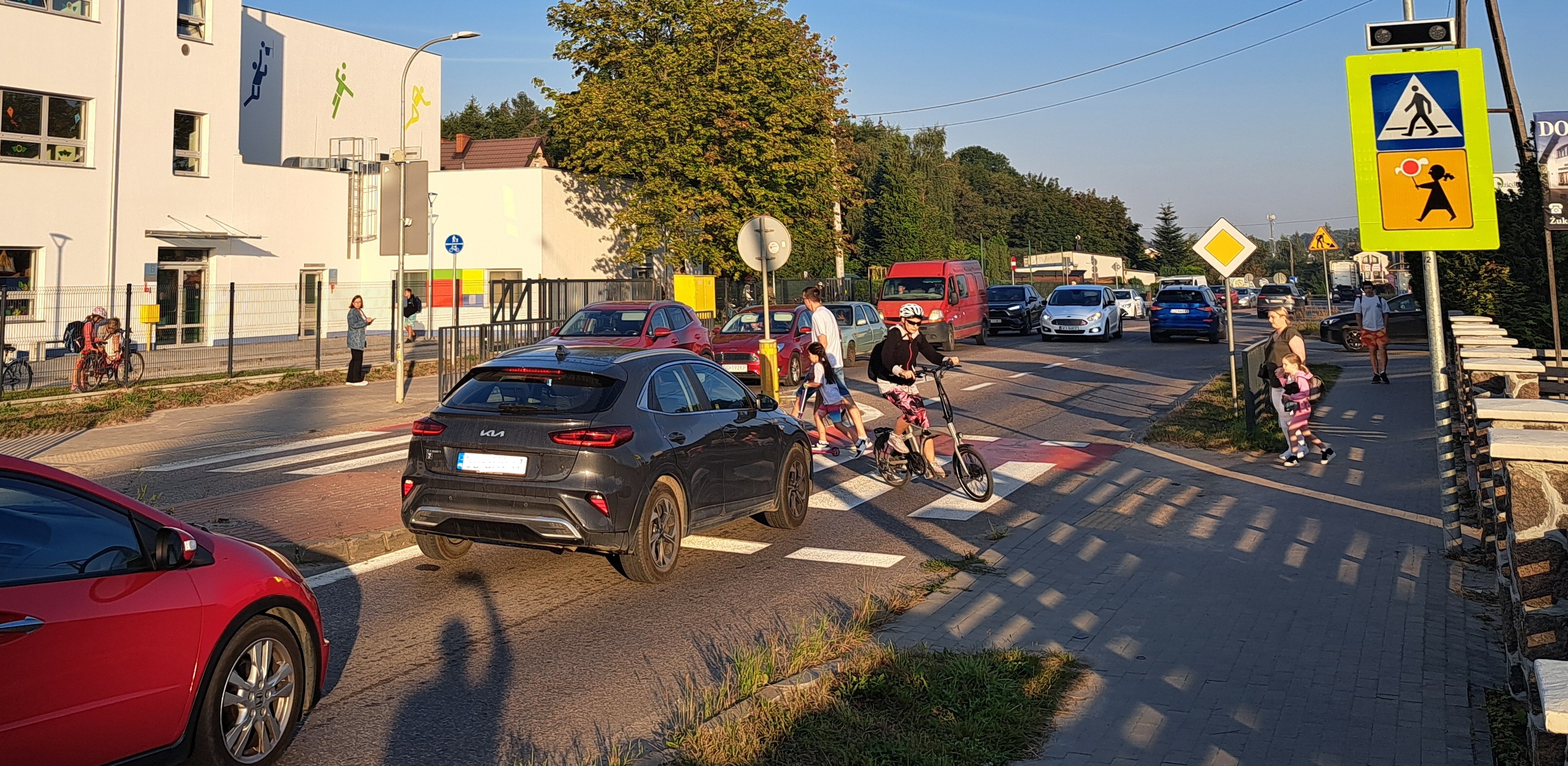Szkoła Podstawowa nr 2 w Baninie koło Żukowa powstała przy bardzo ruchliwej ulicy Lotniczej (fot. Radio Gdańsk/Sebastian Kwiatkowski)