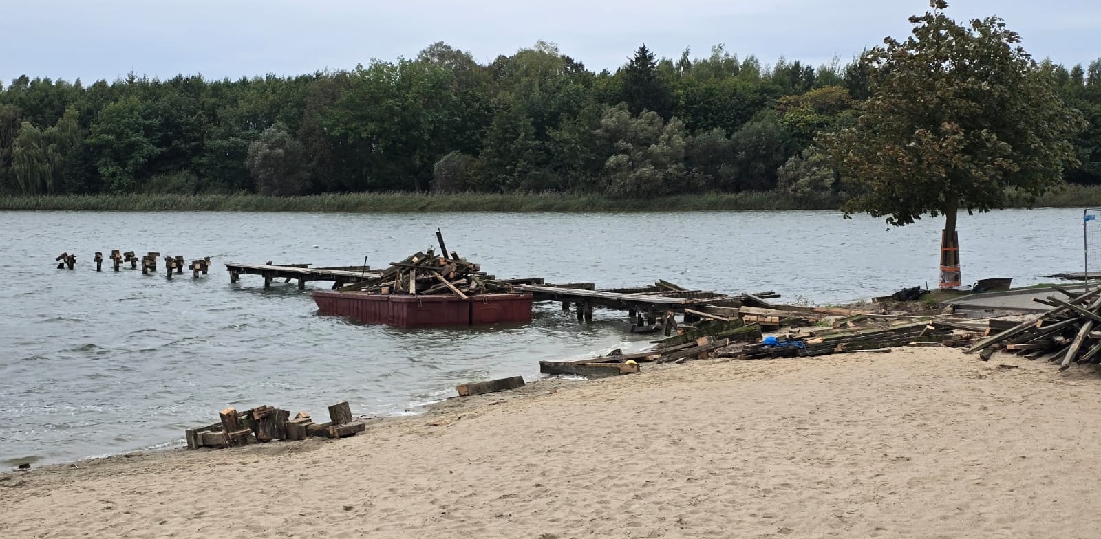 Trwa rozbiórka pomostów na kąpielisku miejskim w Sztumie (fot. Gmina i Miasto Sztum)