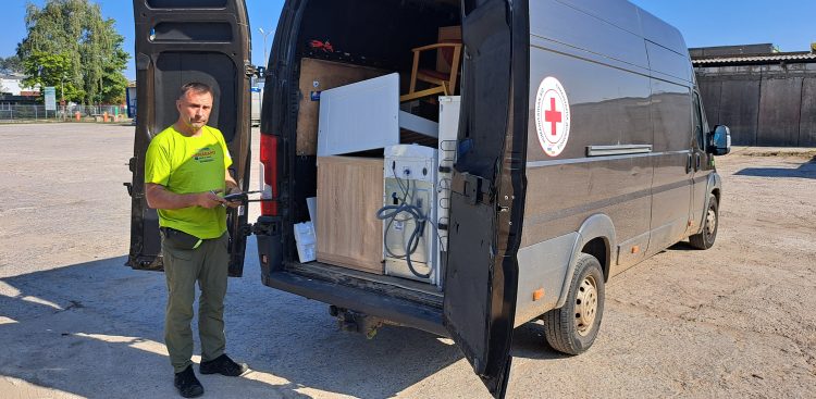Transport darów dla powodzian przygotowany przez Stowarzyszenie "Pomagamy, bądź z nami" (fot. Radio Gdańsk/Grzegorz Armatowski)