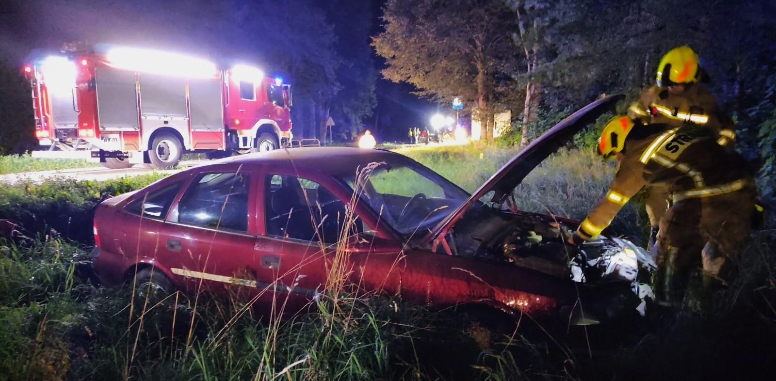 Do wypadku doszło późnym wieczorem w piątek na DR 20 (fot. OSP Tuchomie)