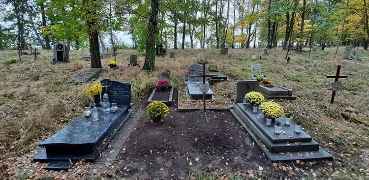 Efekty sprzątania cmentarza z drugiej edycji akcji (fot. Facebook/Kocborowo z dawnych lat)
