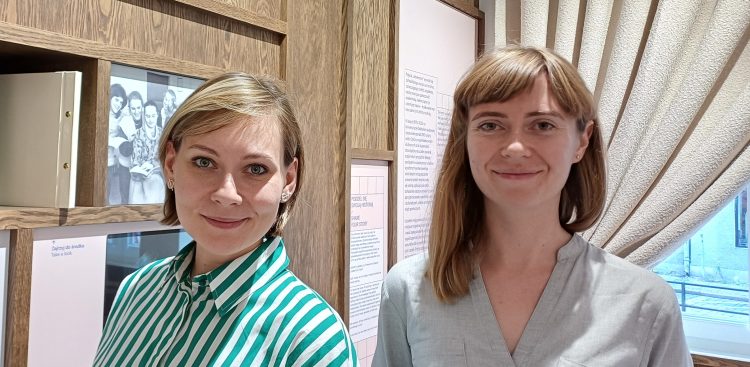 Dyrektorka muzeum Marta Szaszkiewicz i współautorka wystawy stałej Magdalena Jaszcza (fot. Radio Gdańsk/Marzena Bakowska)