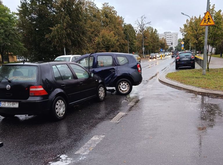 W czwartek doszło także do wielu wypadków i stłuczek (fot. Pomorska Policja)