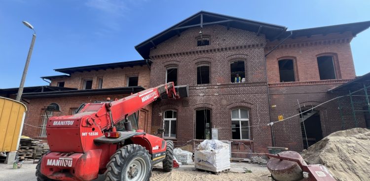 Remont zakończy się w drugim kwartale przyszłego roku. To drugi dworzec kolejowy, który samorząd zagospodarował w ten sposób. (fot. UM Kępice)