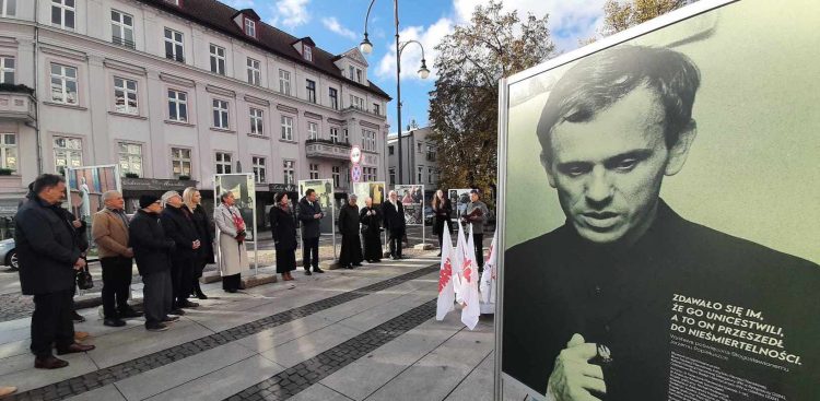 W Słupsku otwarto wystawę poświęconą ks. Jerzemu Popiełuszce (fot. Radio Gdańsk/Przemek Woś)