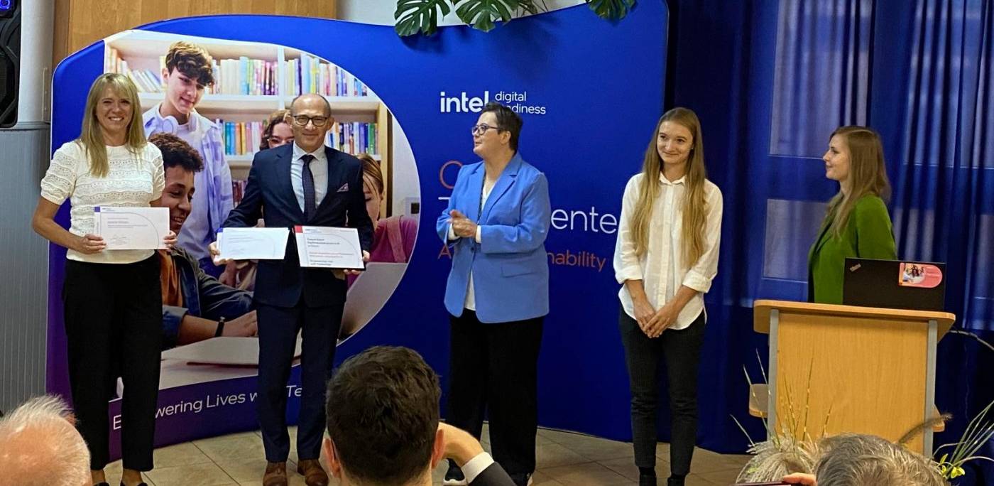 Oficjalne otwarcie projektu AI w miejscowości Poniatowa. Na zdj. (od lewej) m.in.: Jolanta Dobska, wicedyrektorka ZSO nr 8 w Gdyni, Witold Chudyszewicz, dyrektor ZSO nr 8 w Gdyni oraz wiceministra MEN – Katarzyna Lubnauer (fot. ZSO nr 8/FB)