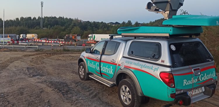 Wóz satelitarny Radia Gdańsk zaparkował w rejonie węzła Gdańsk Południe, gdzie wprowadzono ogromne zmiany organizacji ruchu
(Fot. Radio Gdańsk/Sebastian Kwiatkowski)