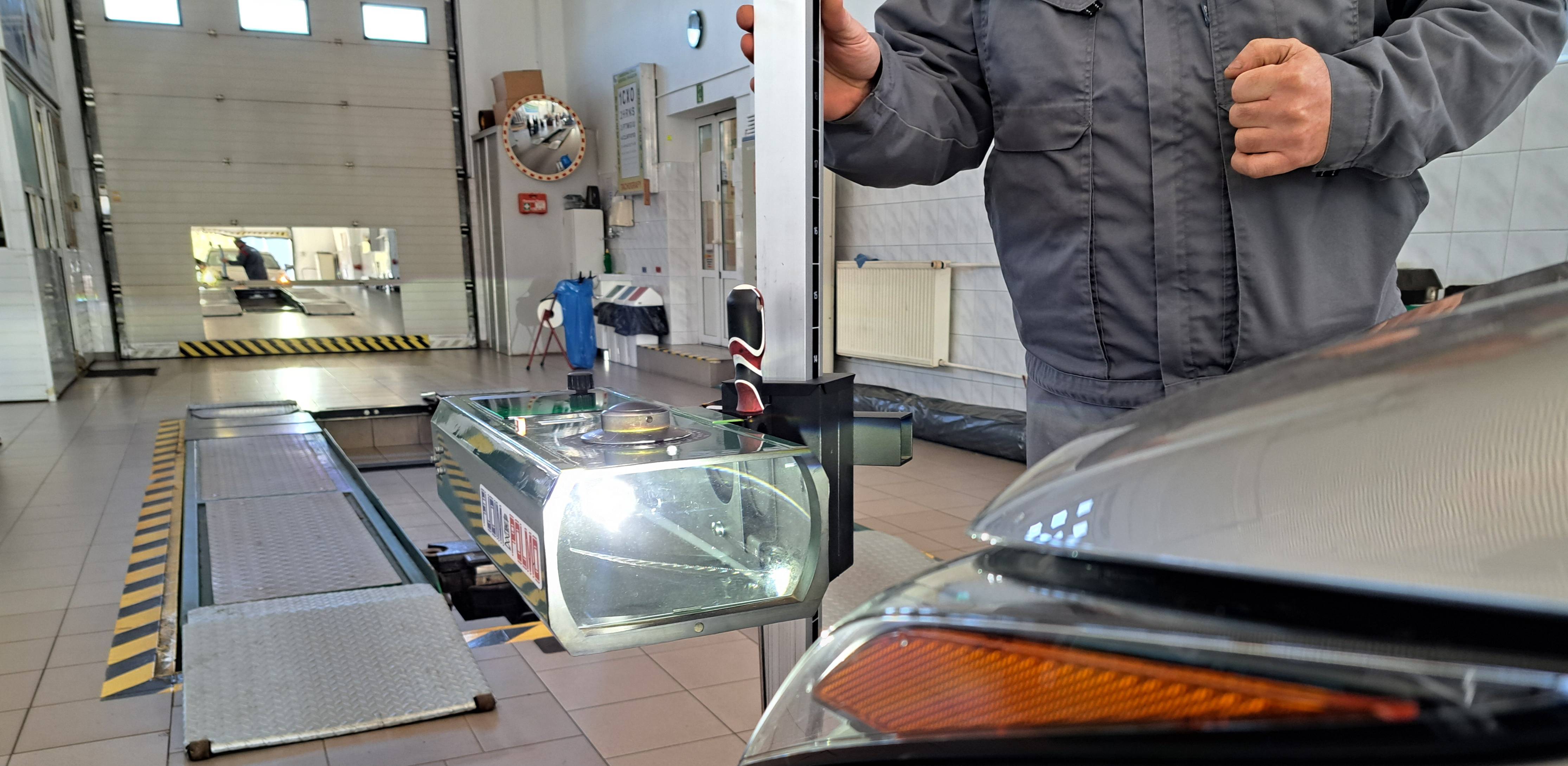 Sprawdzanie ustawienia świateł samochodowych (fot. Radio Gdańsk/Sebastian Kwiatkowski)