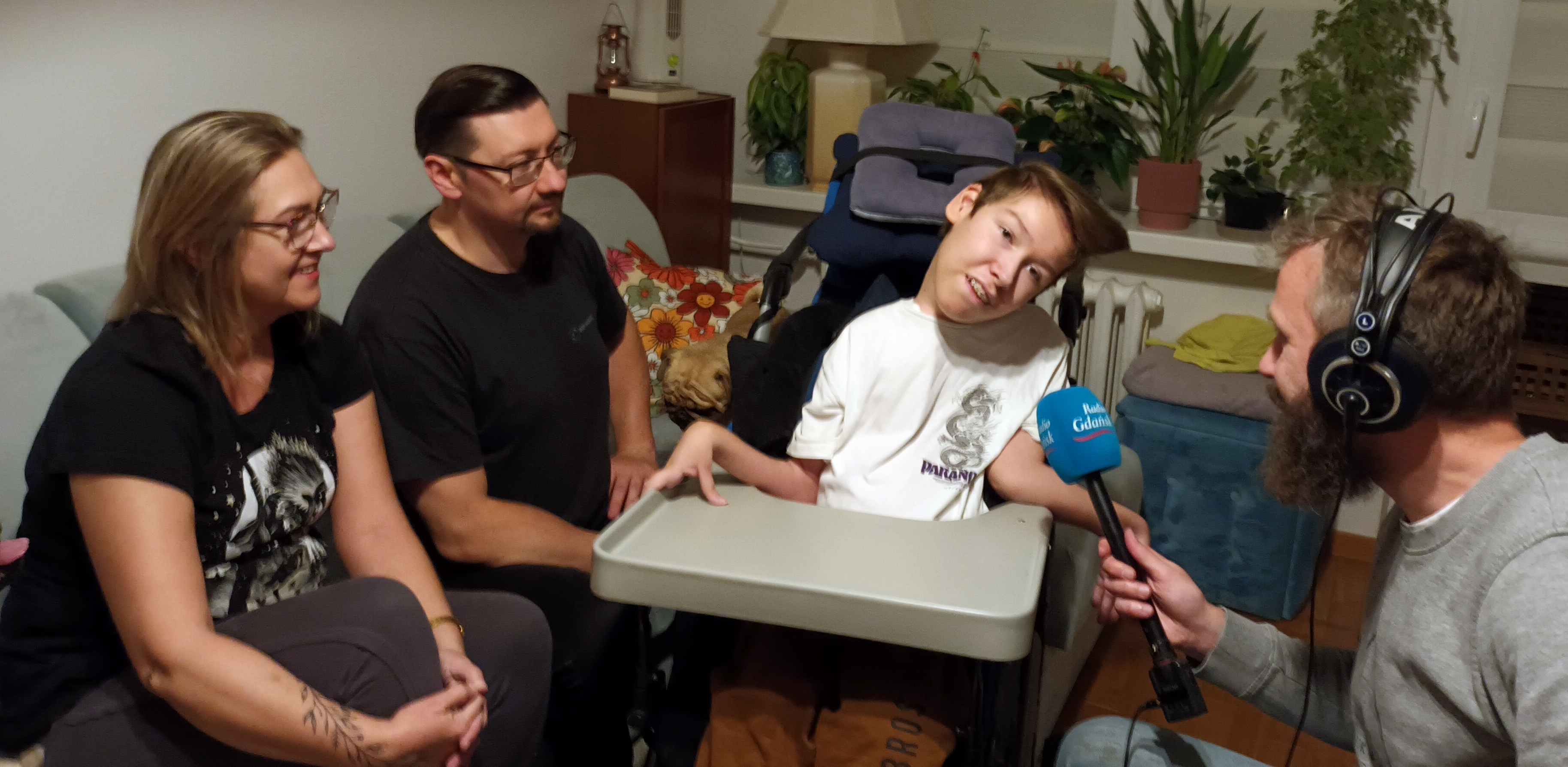 Dawid i jego rodzicie udzielają wywiadu reporterowi Radia Gdańsk (fot. Radio Gdańsk)