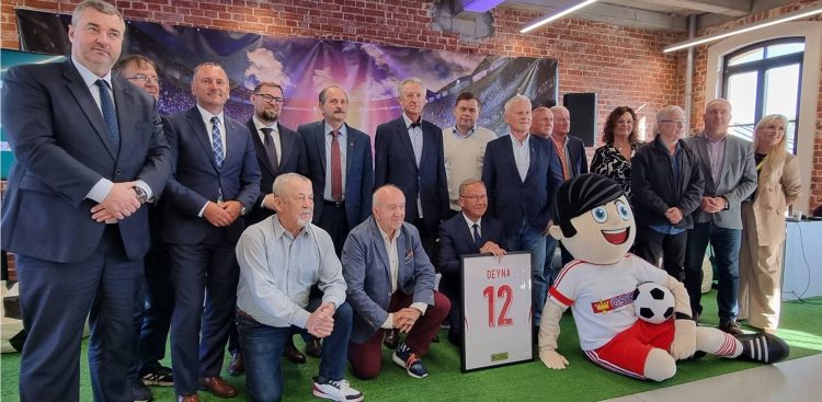 Uczestnicy konferencji "Deyna – Powrót Legendy" w Starogardzie Gdańskim (fot. UM Starogard Gdański/Małgorzata Rogala)