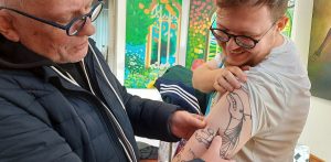 Prorektor Akademii Sztuk Pięknych w Gdański dr Filip Ignatowicz wytatuował sobie na ręce prace swojego profesora (Fot. Radio Gdańsk/Marzena Bakowska)