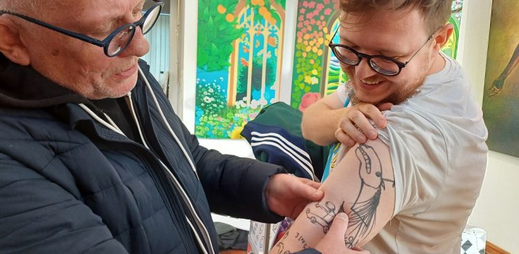Prorektor Akademii Sztuk Pięknych w Gdański dr Filip Ignatowicz wytatuował sobie na ręce prace swojego profesora (Fot. Radio Gdańsk/Marzena Bakowska)