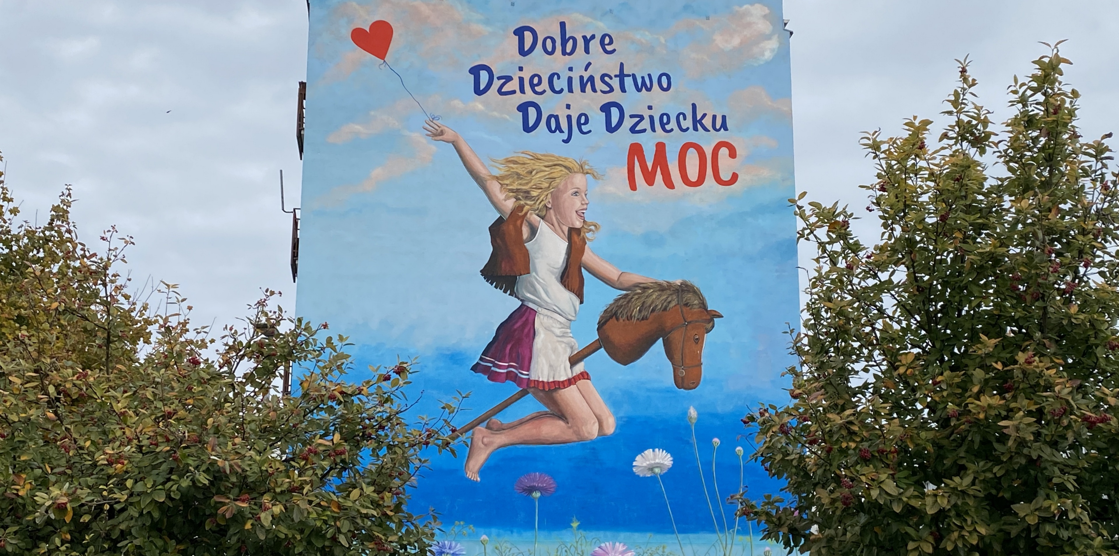 Mural mieści się na ścianie bloku na osiedlu Kopernika w Starogardzie Gdańskim (fot. Radio Gdańsk/Filip Jędruch)