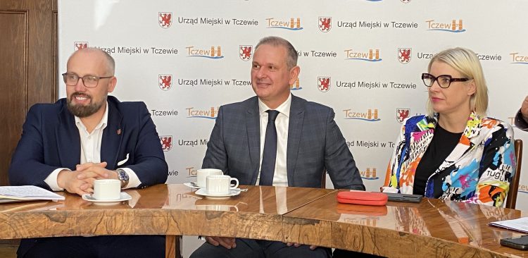 Nz. Krzysztof Bejgrowicz, nowy prezes Tczewskiego Centrum Sportu i Rekreacji (środek) (fot. Radio Gdańsk/Filip Jędruch)