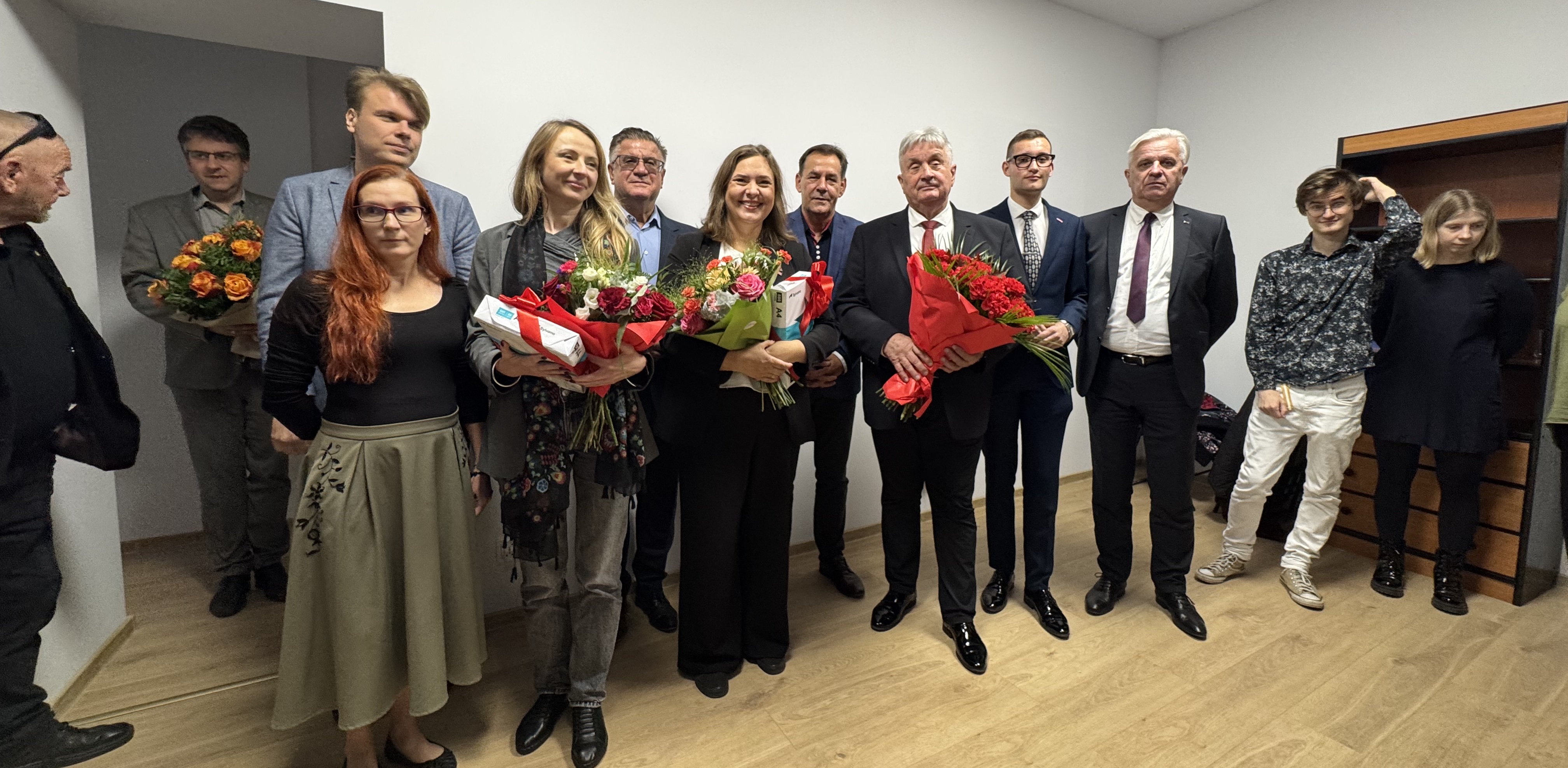 Wspólne biuro otworzyły w sobotę w Chojnicach dwie polityczki lewicy. Mowa o posłance i szefowej Ministerstwa Pracy, Rodziny i Polityki Społecznej Agnieszce Dziemianowicz-Bąk oraz senator Annie Górskiej z parlamentarny klub Lewicy - Partia Razem. (fot. Radio Gdańsk)