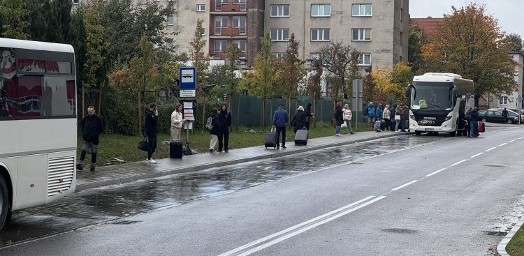 Przystanek autobusowy kolejowej komunikacji zastępczej na tyłach słupskiego dworca. (fot. Radio Gdańsk)