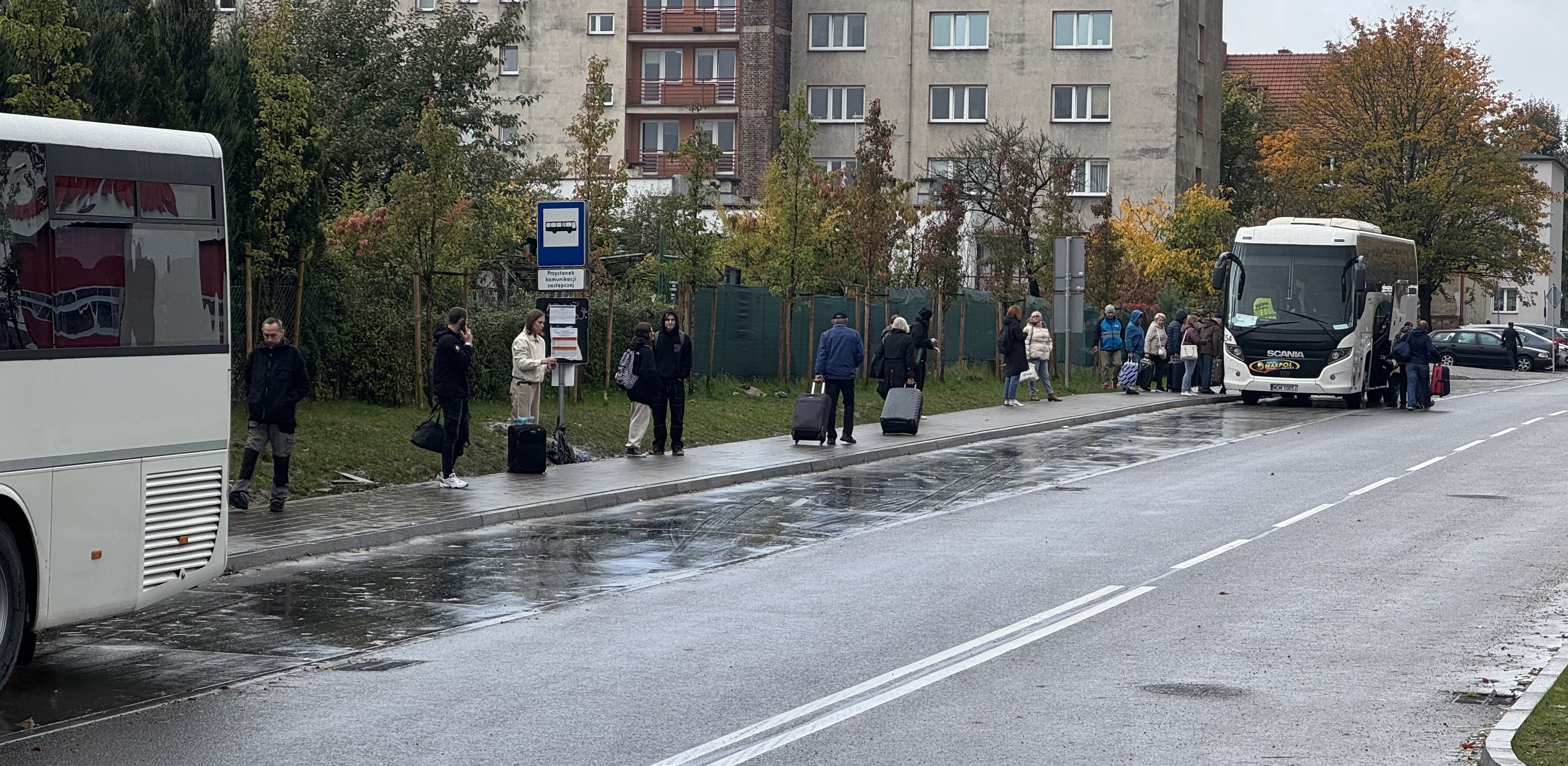 Przystanek autobusowy kolejowej komunikacji zastępczej na tyłach słupskiego dworca. (fot. Radio Gdańsk)