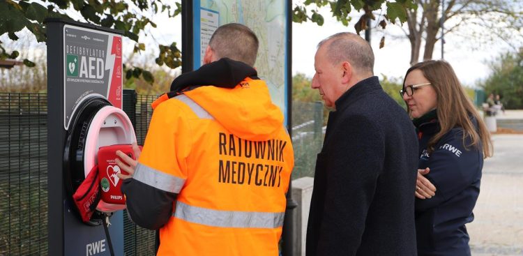 Według Europejskiej Rady Resuscytacji defibrylacja osoby poszkodowanej, która zostanie wykonana w ciągu 3-5 minut od momentu zatrzymania akcji serca, zwiększa szansę na przeżycie do ok. 75 proc. (fot. UM Ustka)