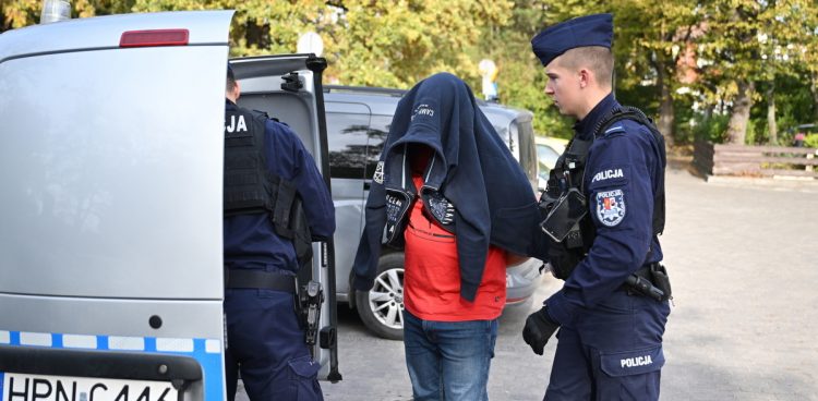 Podejrzany (C) podczas doprowadzenia na przesłuchanie do Prokuratury Rejonowej w Pruszczu Gdańskim, 
(Fot. PAP/Adam Warżawa)