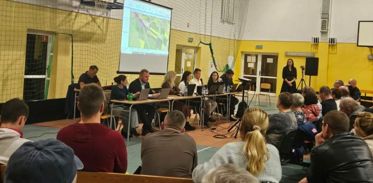 Przedstawiciele CPK odpowiadali na pytania mieszkańców gminy Suchy Dąb
(Fot. UG Suchy Dąb)