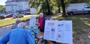 Krzysztof Szołoch zbierający podpis mieszkańców przy sopockim targowisku (fot. archiwa prywatne)