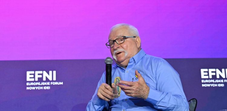Były prezydent RP Lech Wałęsa podczas spotkania ph." Anatomia odwagi" w ramach XIII Europejskiego Forum Nowych Idei (EFNI) w Sopocie (fot. PAP/Andrzej Jackowski)