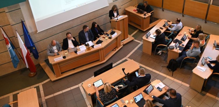 Zmiany w budżecie zostały przyjęte jednogłośnie, podobnie jak pomoc dla gmin z Dolnego Śląska poszkodowanych w powodzi
(Fot. gdynia.pl/Karolina Szypelt)