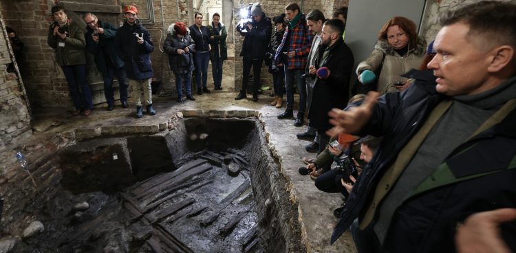 20.12.2022. Odkrycie fragmentu wzmocnienia wału obronnego z 10 w. w piwnicach Ratusza Głównomiejskiego w Gdańsku
(Fot. Radio Gdańsk/Roman Jocher)