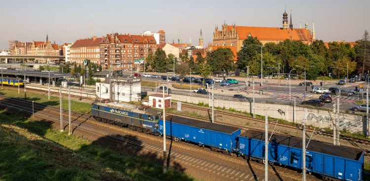 Pociąg PKP Cargo w okolicy przystanku SKM Śródmieście w Gdańsku. 17.09.2024 r. (fot. Paweł Marcinko / KFP)