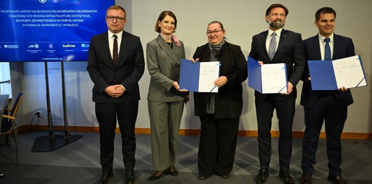 Gdynia, 02.10.2024. Prezes Morskiego Portu Gdynia S.A. Piotr Gorzeński (2P), dyrektor ds. budownictwa infrastrukturalnego w spółce Budimex Jakub Długoszek (L), zastępca prezesa Morskiego Portu Gdynia Katarzyna Gruszecka-Spychała (2L), dyrektor Urzędu Morskiego w Gdyni Anna Stelmaszyk-Świerczyńska (3L) oraz dyrektor oddziału w Polsce Rover Grupo Juan Luis Mangas Murillo (P) podczas podpisania umowy na budowę portowych falochronów osłonowych
(Fot. PAP/Adam Warżawa)