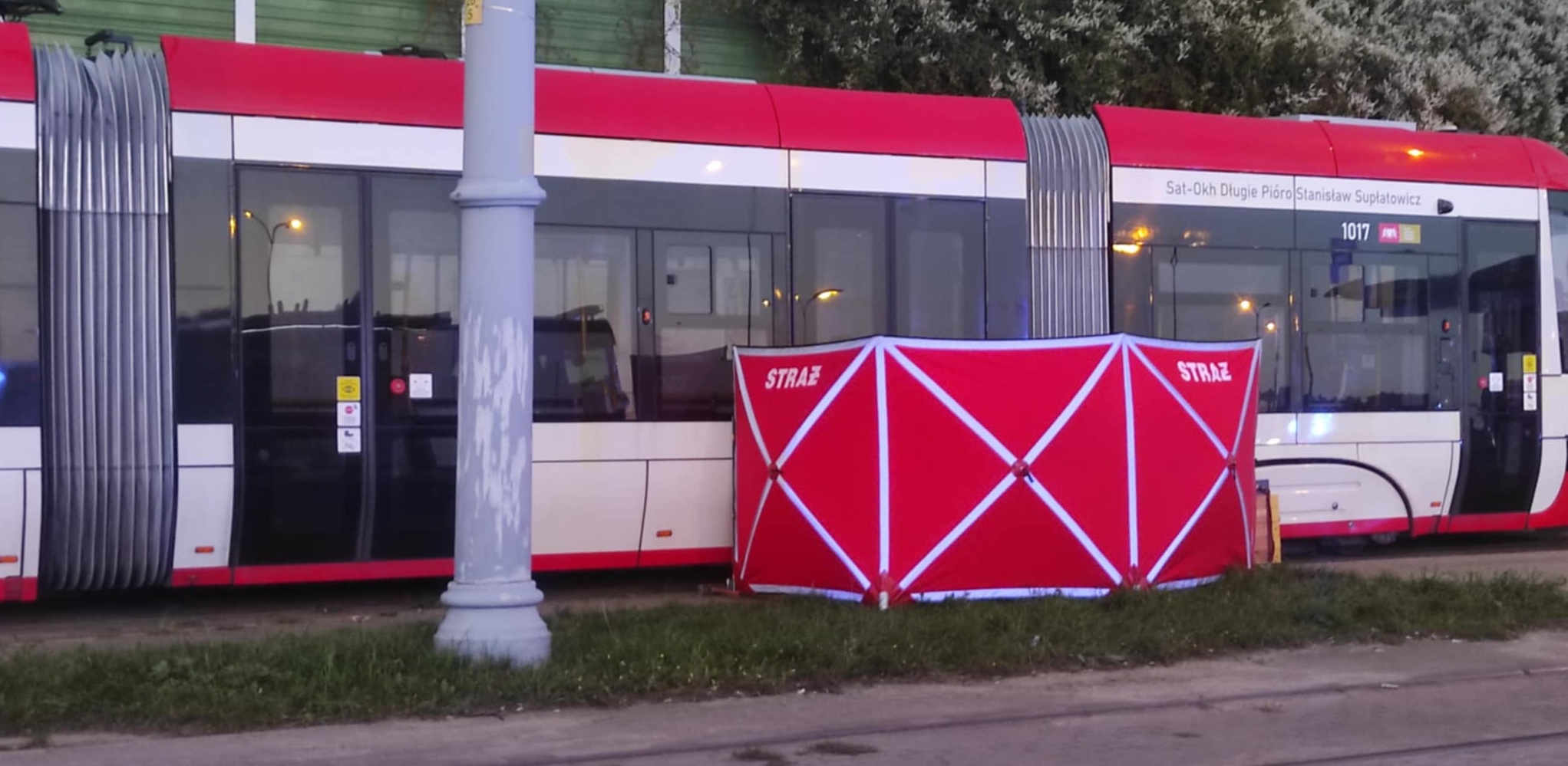 Tramwaj potrącił kobietę z dzieckiem, która przechodziła przez tory tramwajowe przez przejście sugerowane(Fot. Radio Gdańsk/Mateusz Czerwiński)