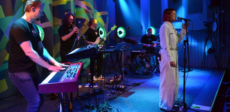 Sara Kordowska z zespołem w studiu koncertowym Radia Gdańsk (fot. Radio Gdańsk/Piotr Puchalski)