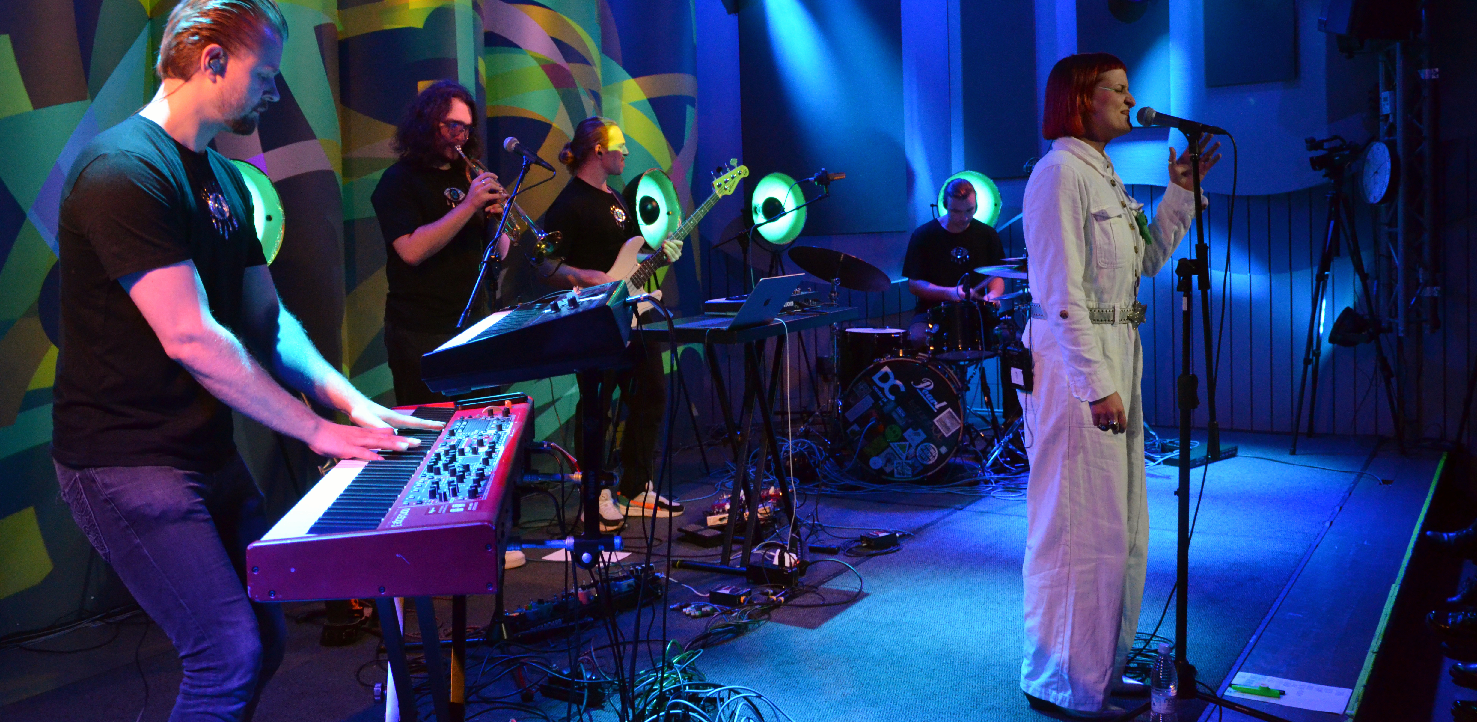 Sara Kordowska z zespołem w studiu koncertowym Radia Gdańsk (fot. Radio Gdańsk/Piotr Puchalski)