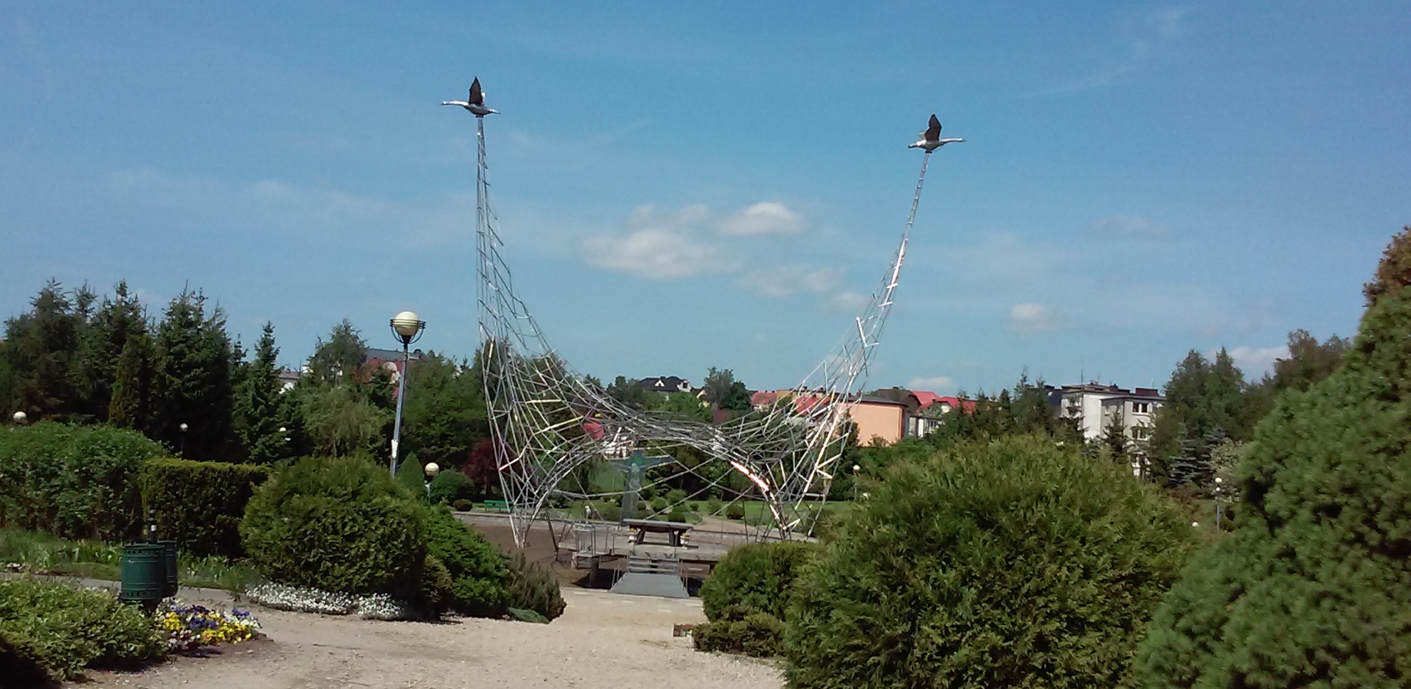 Ołtarz papieski w Sierakowicach (fot. Wikimedia Commons)