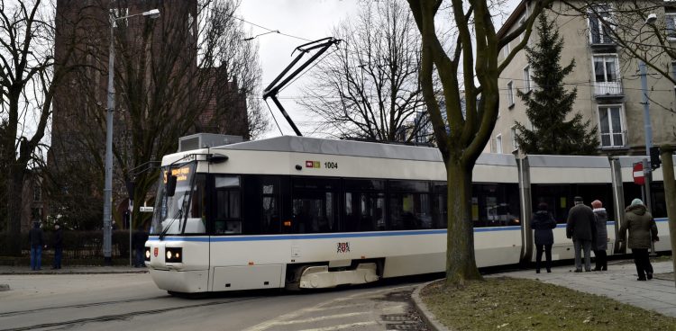 Gdańsk Nowy Port. Tramwaj wyjeżdża z Władysława IV na ul. Oliwską
(Fot. Maciej Kosycarz / KFP)