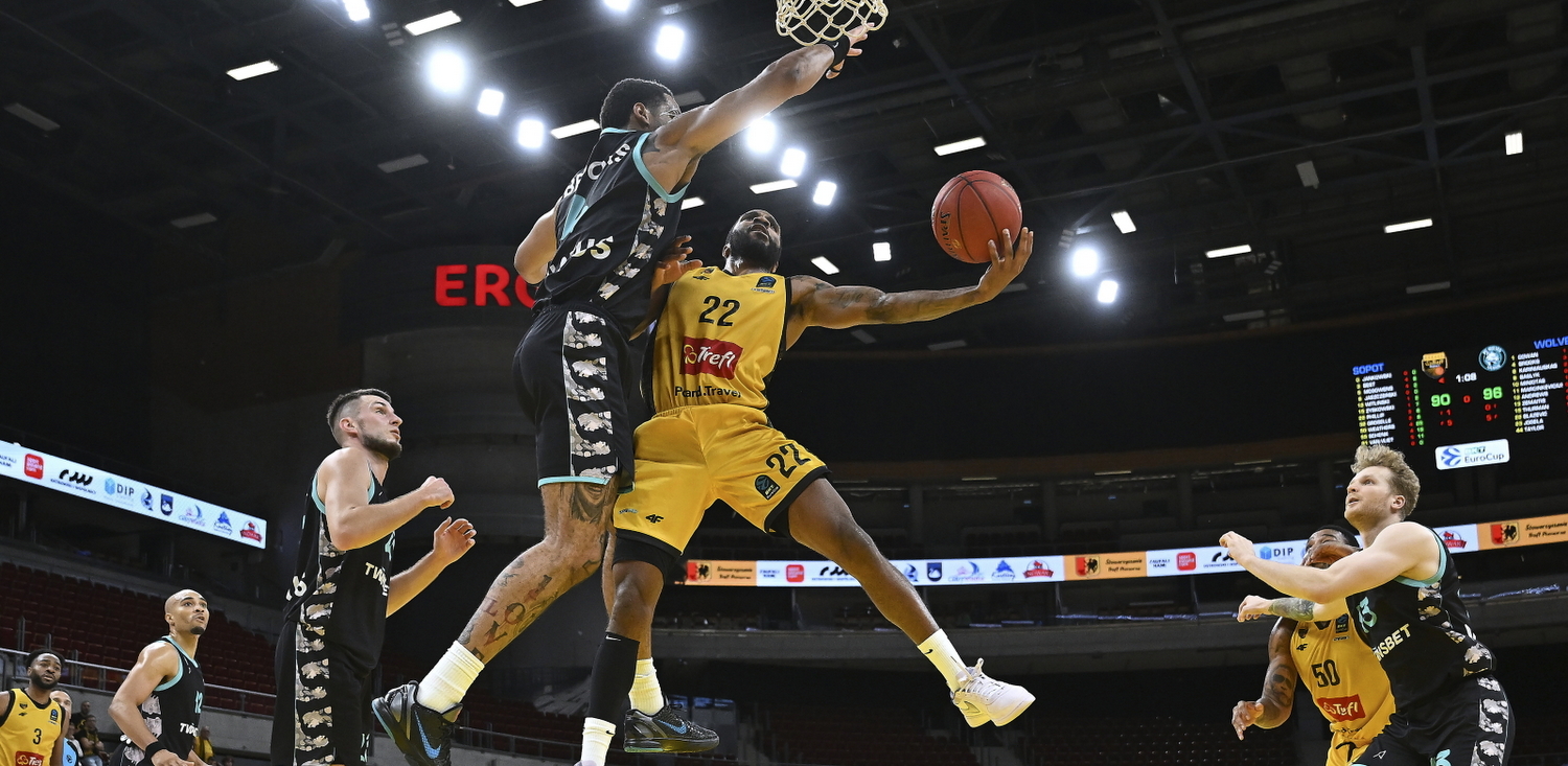 Zawodnik Trefla Sopot Tarik Phillip (C-P) i Garrison Brooks (C-L) z Wolves Twinsbet Wilno podczas meczu Pucharu Europy FIBA koszykarzy(Fot. PAP/Adam Warżawa)