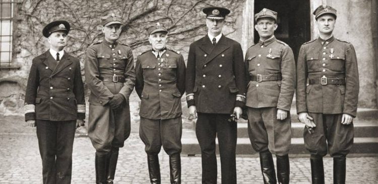 Oficerowie polscy w niewoli niemieckiej. Oflag Colditz. Od prawej: płk Antoni Durski-Trzaska, płk Mieczysław Mozdyniewicz, adm. Józef Unrug, gen. Tadeusz Piskor, płk Władysław Smolarski, kmdr Marian Majewski (fot. autor nieznany/Wikimedia Commons)