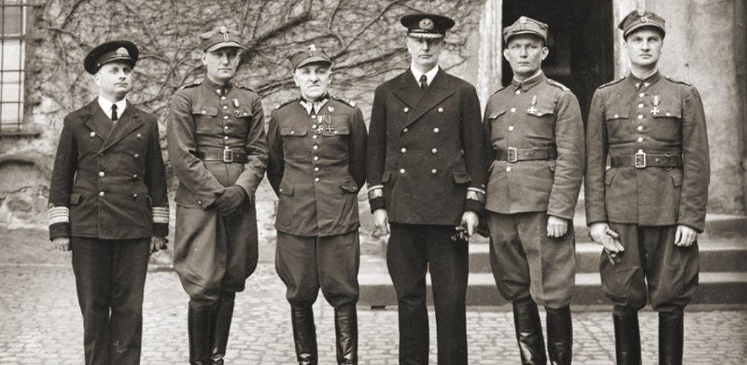 Oficerowie polscy w niewoli niemieckiej. Oflag Colditz. Od prawej: płk Antoni Durski-Trzaska, płk Mieczysław Mozdyniewicz, adm. Józef Unrug, gen. Tadeusz Piskor, płk Władysław Smolarski, kmdr Marian Majewski (fot. autor nieznany/Wikimedia Commons)