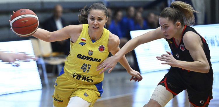 Gdynia, 16.10.2024. Zawodniczka VBW Gdynia Barbora Wrzesinski (L) i Justina Mknaite (P) z Kibirkstis Wilno podczas meczu grupy E Pucharu Europy koszykarek
(Fot. PAP/Adam Warżawa)