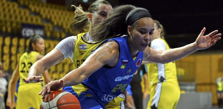 Zawodniczka VBW Gdynia Stephanie Jones (P) i Patricia Bura (2P) z Elitzur Ramla podczas meczu grupy H Pucharu Europy koszykarek, (Fot. PAP/Adam Warżawa)