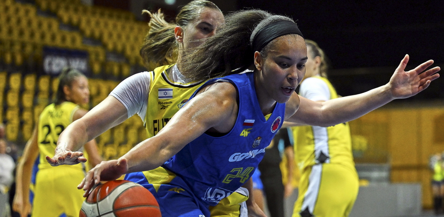 Zawodniczka VBW Gdynia Stephanie Jones (P) i Patricia Bura (2P) z Elitzur Ramla podczas meczu grupy H Pucharu Europy koszykarek, (Fot. PAP/Adam Warżawa)