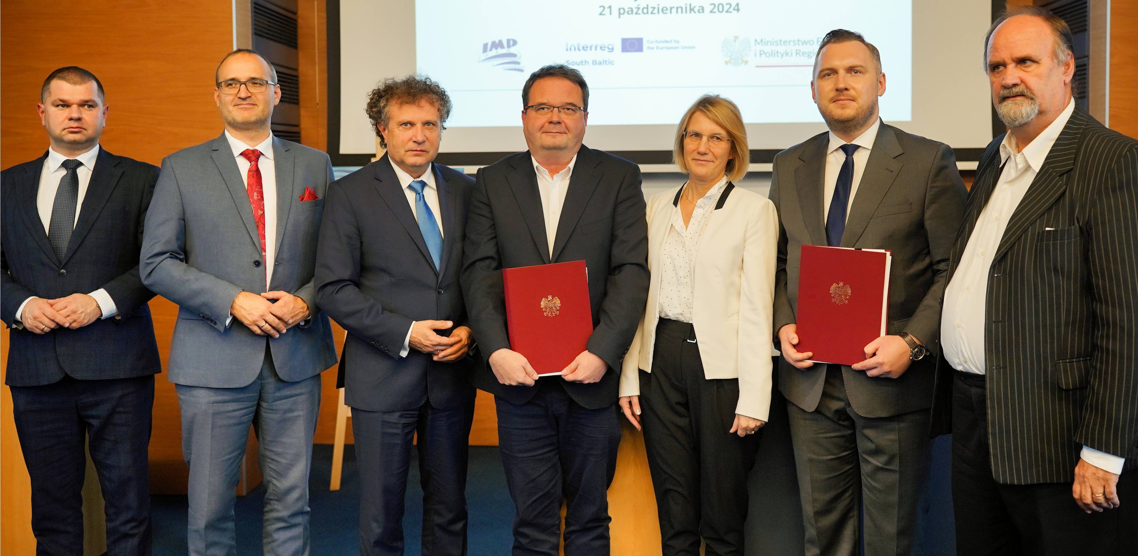 Wiceministrowie Konrad Wojnarowski i Jacek Karnowski na uroczystości podpisania umów o dofinansowanie z programu Interreg Południowy Bałtyk w Gdańsku (fot. Ministerstwo Funduszy i Polityki Regionalnej)