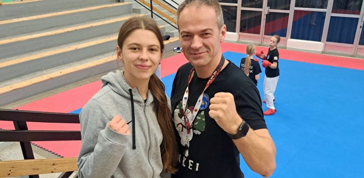 Zawodniczka Wiktoria Kraczaj i trener karate sensei Bartosz Wzorek z Klubu Karate Sonkei (fot. Radio Gdańsk/Włodzimierz Machnikowski)